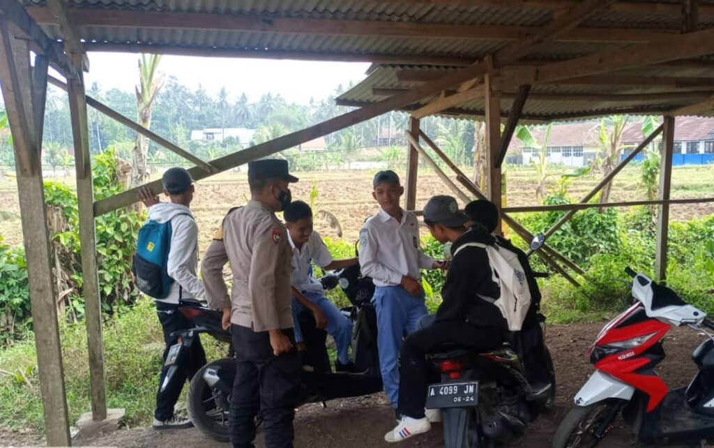 Polsek Menes Beri Himbauan Kepada Pelajar Yang Sedang Nongkrong 1 WhatsApp Image 2023 08 24 at 15.10.19