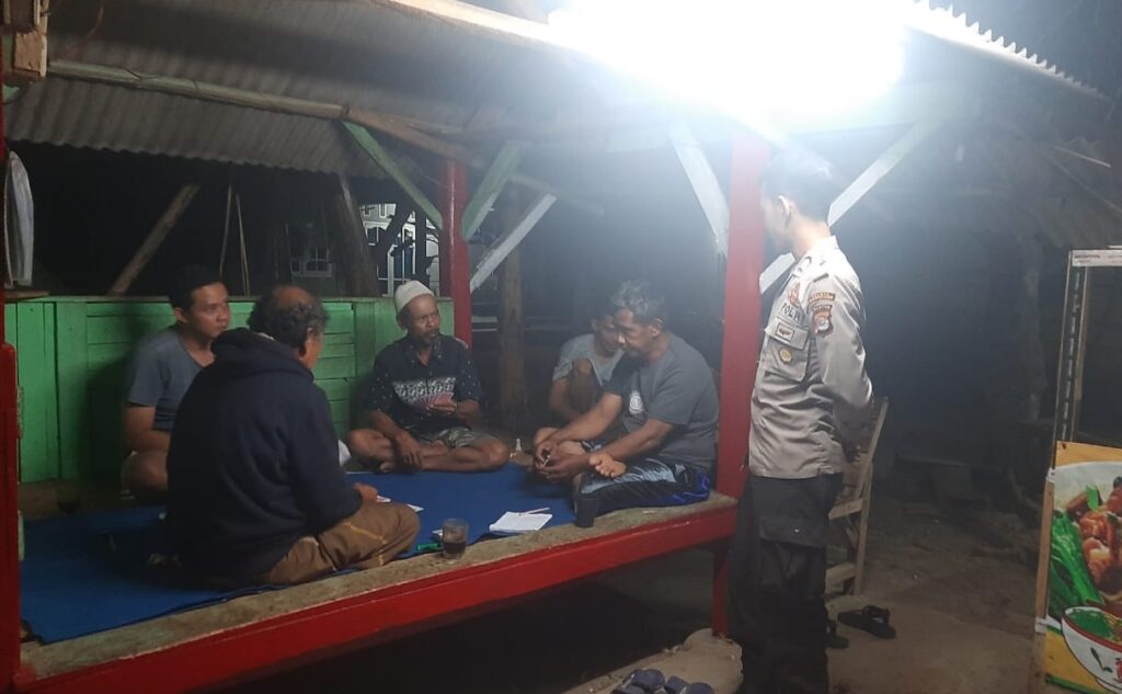 Sambangi Poskamling, Bhabinkamtibmas Polsek Bojong Ajak Warga Jaga Kamtibmas 2 WhatsApp Image 2023 08 24 at 15.16.23