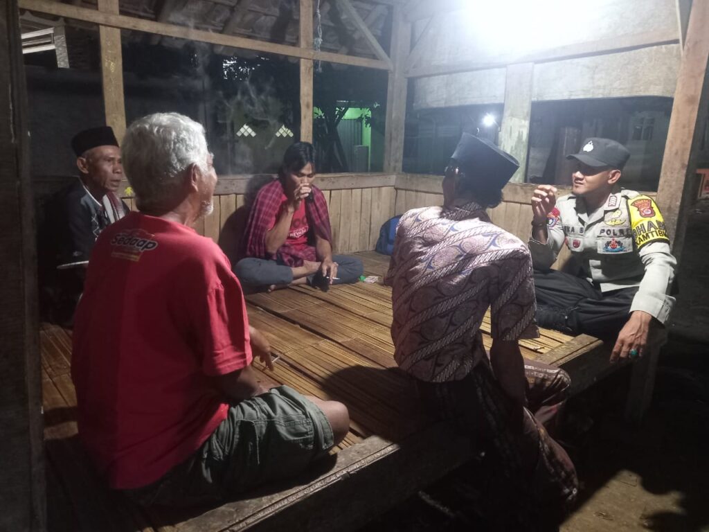 Jaga Keamanan Bersama, Bhabinkamtibmas Polsek Carita Bersama Warga Ikut Ronda 3 WhatsApp Image 2023 08 26 at 20.17.24
