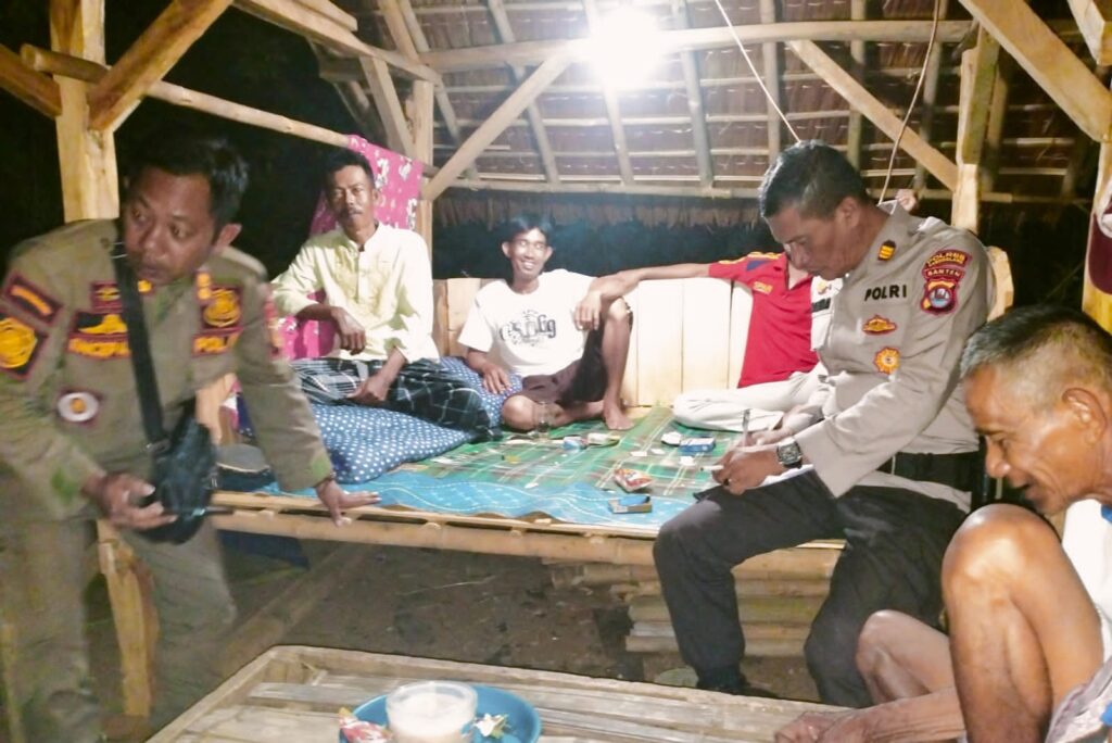 Kapolsek Angsana Pimpin Patroli Gabungan Cegah Gangguan Kamtibmas 7 WhatsApp Image 2023 08 27 at 15.13.24