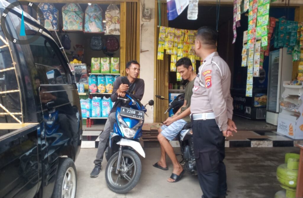 Polsek Menes Gelar Patroli Jalan Kaki di Pasar untuk Ciptakan Keamanan 9 WhatsApp Image 2023 10 03 at 09.30.31