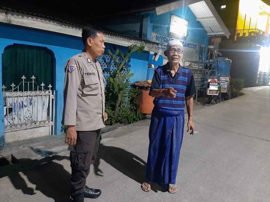 Bhabinkamtibmas Polsek Pandeglang Terus Membina Silaturahmi dengan Warga 7 WhatsApp Image 2023 10 04 at 01.18.21