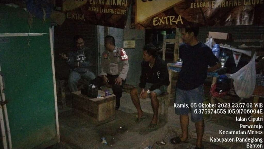 Polsek Menes Gelar Patroli Malam untuk Cegah Penyakit Masyarakat 2 WhatsApp Image 2023 10 06 at 10.41.20