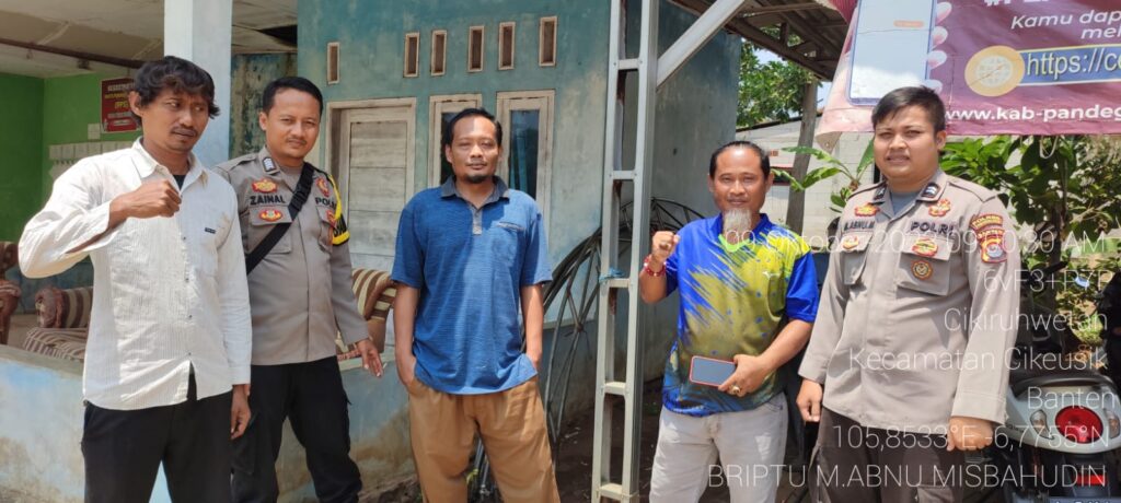 Polsek Cikeusik Terus Tingkatkan Keamanan dan Pelayanan Terbaik Melalui Patroli Siang Hari 8 WhatsApp Image 2023 10 10 at 08.35.32