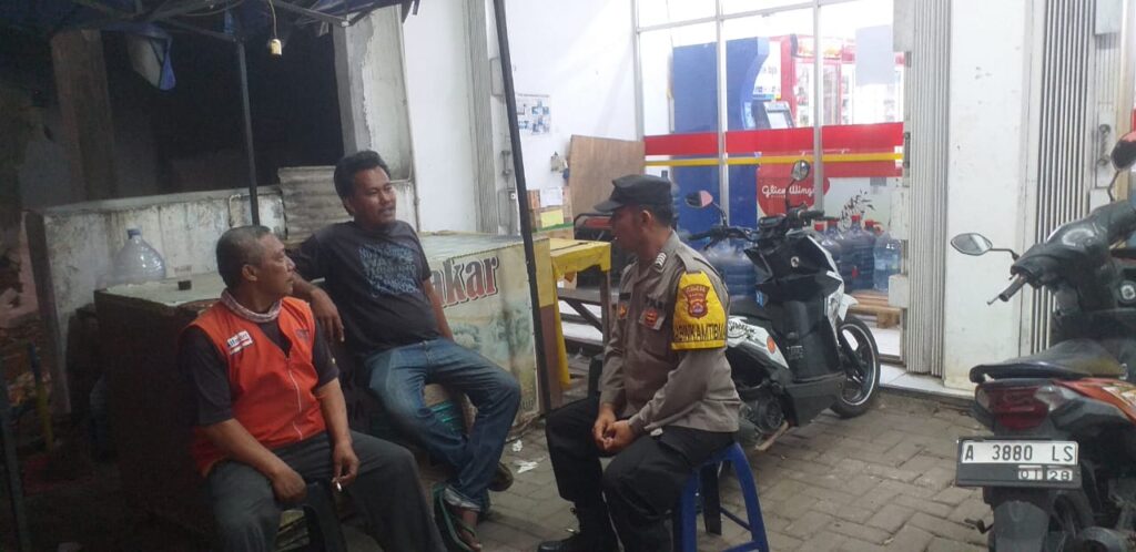 Bhabinkamtibmas Polsek Banjar Kunjungi Tukang Parkir di Toko Waralaba 9 WhatsApp Image 2023 10 10 at 08.37.05
