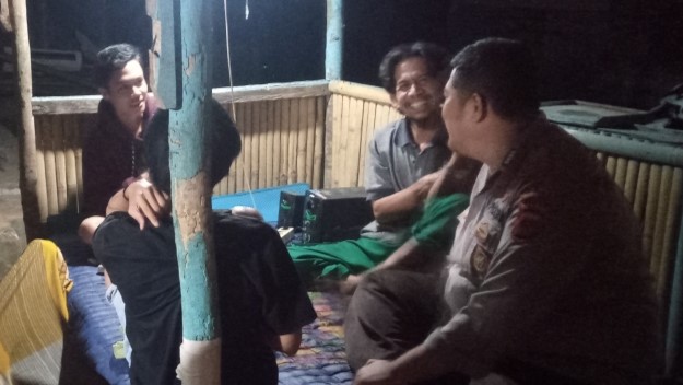 Polsek Bojong Terus Tingkatkan Keamanan dan Pelayanan Melalui Patroli Malam Hari 10 WhatsApp Image 2023 10 10 at 08.46.20