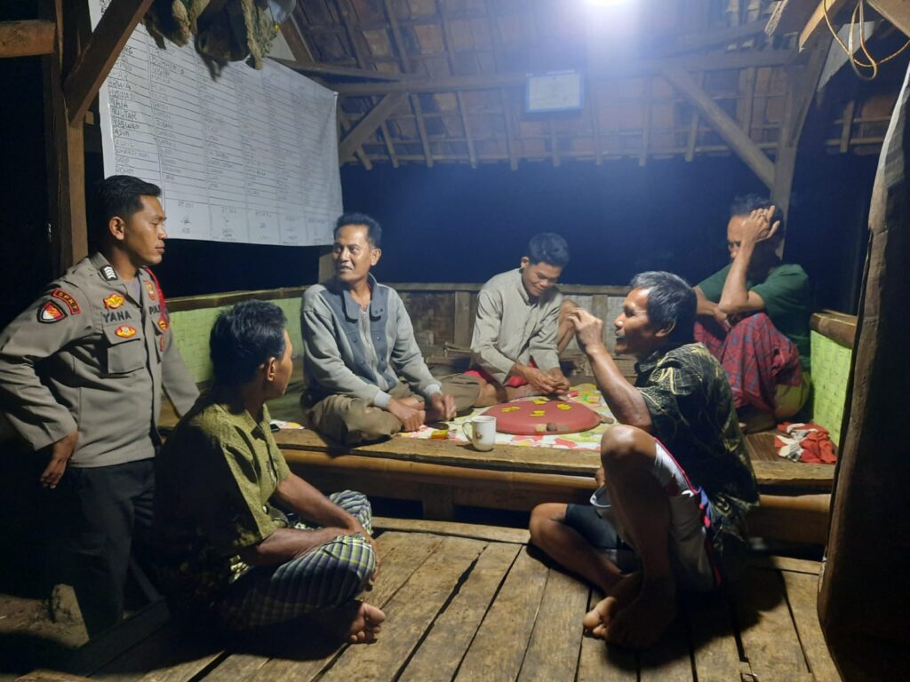 Polsek Cigeulis Terus Galakkan Patroli Kegiatan Rutin yang Ditingkatkan (KRYD) untuk Keamanan Kamtibmas 5 WhatsApp Image 2023 10 11 at 13.50.35