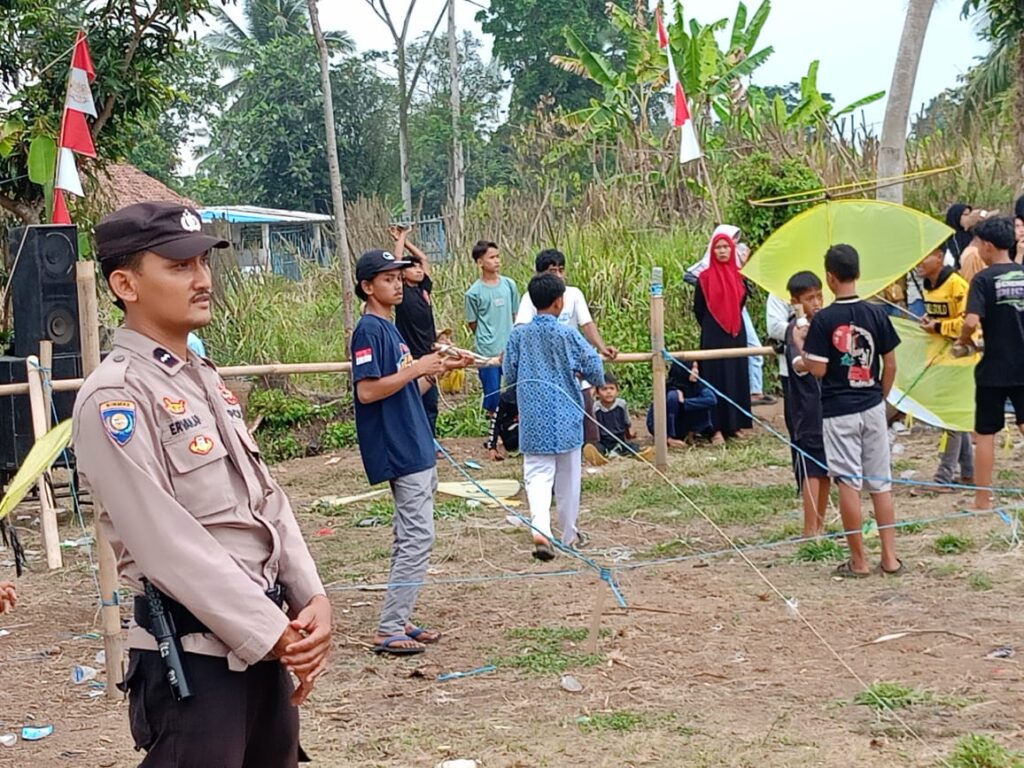 Polsek Jiput Gelar Pengamanan Lomba Layang-Layang di Desa Jiput 3 WhatsApp Image 2023 10 11 at 19.25.53