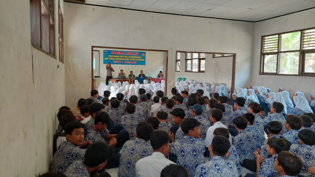 Cegah Perundungan di Sekolah, Bhabinkamtibmas Polsek Angsana Berikan Sosialisasi Pencegahan Bullying 1 WhatsApp Image 2023 10 12 at 19.09.10