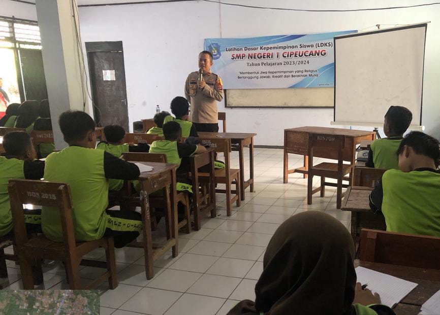 Bhabinkamtibmas Polsek Cimanuk Beri Materi LDKS SMPN 1 Cipeucang 8 WhatsApp Image 2023 10 15 at 09.14.02