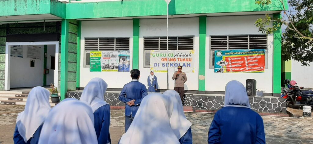 Kapolsek Pandeglang Pimpin Upacara di SMK NASYRUL ULUM Berikan Motivasi Siswa untuk Disiplin dan Berprestasi 7 WhatsApp Image 2023 10 16 at 10.43.39
