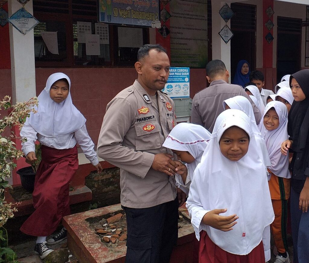 Bhabinkamtibmas Polsek Pulosari Berikan Pesan Kamtibmas di SDN Banjarnegara 2 3 WhatsApp Image 2023 10 17 at 12.22.51