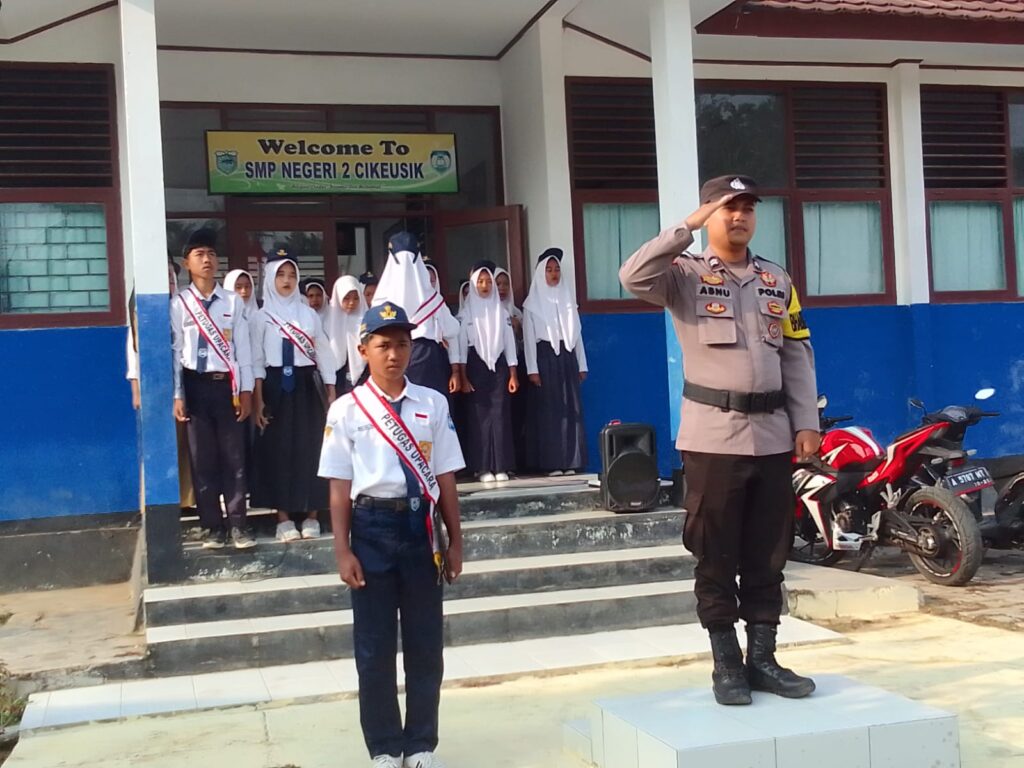 Kapolsek Cikeusik Tugaskan Bhabinkamtibmas Sebagai Pembina Upacara di SMPN 2 Cikeusik 4 WhatsApp Image 2023 10 17 at 14.20.06