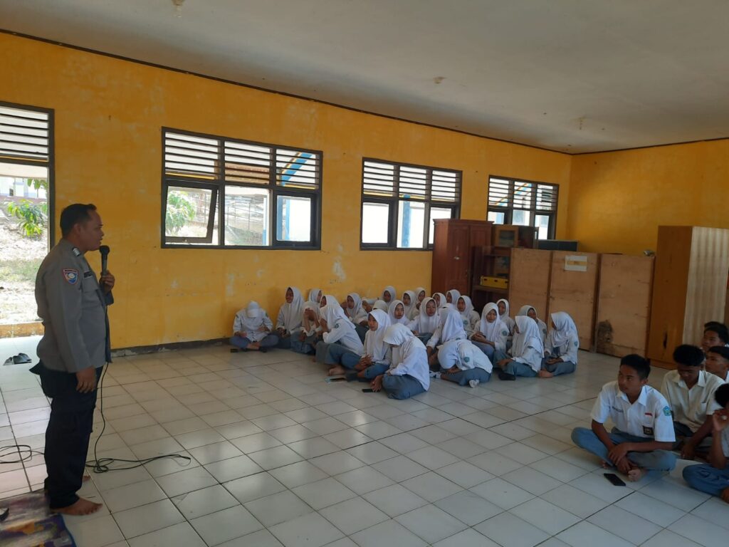 Polsek Cigeulis: Upaya Pencegahan Kenakalan Remaja di SMKN 17 Pandeglang 6 WhatsApp Image 2023 10 17 at 14.37.14