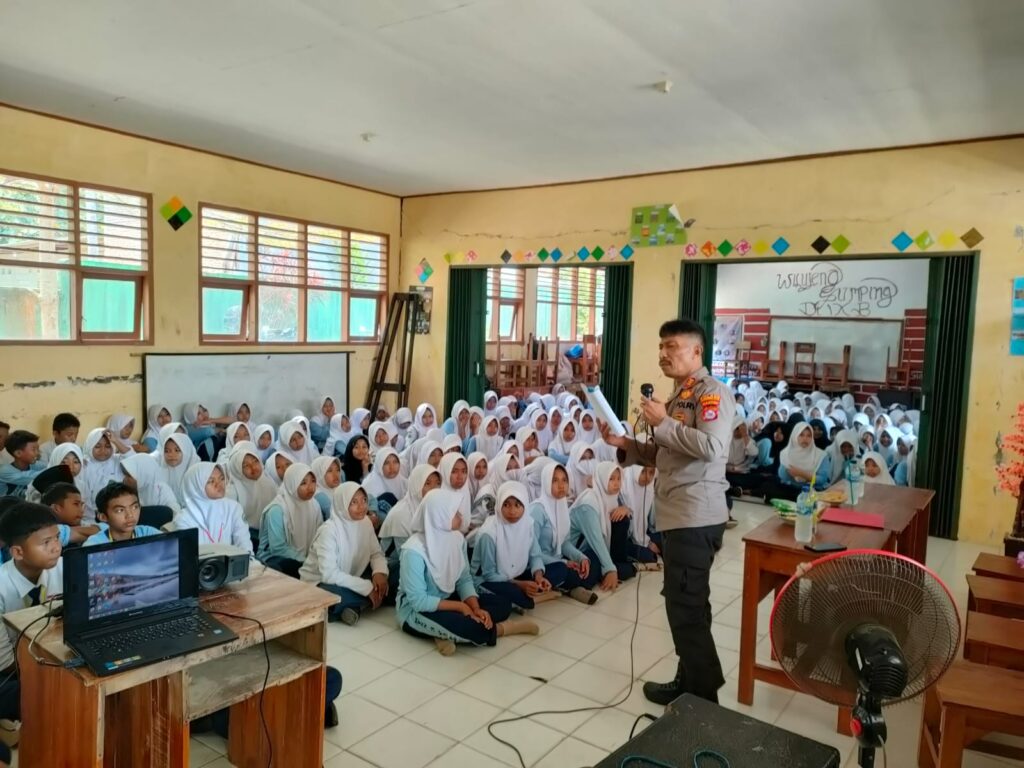 Kapolsek Cibaliung Sosialisasikan Pencegahan Perundungan kepada Siswa MTSN 3 Pandeglang 2 WhatsApp Image 2023 10 18 at 10.37.15