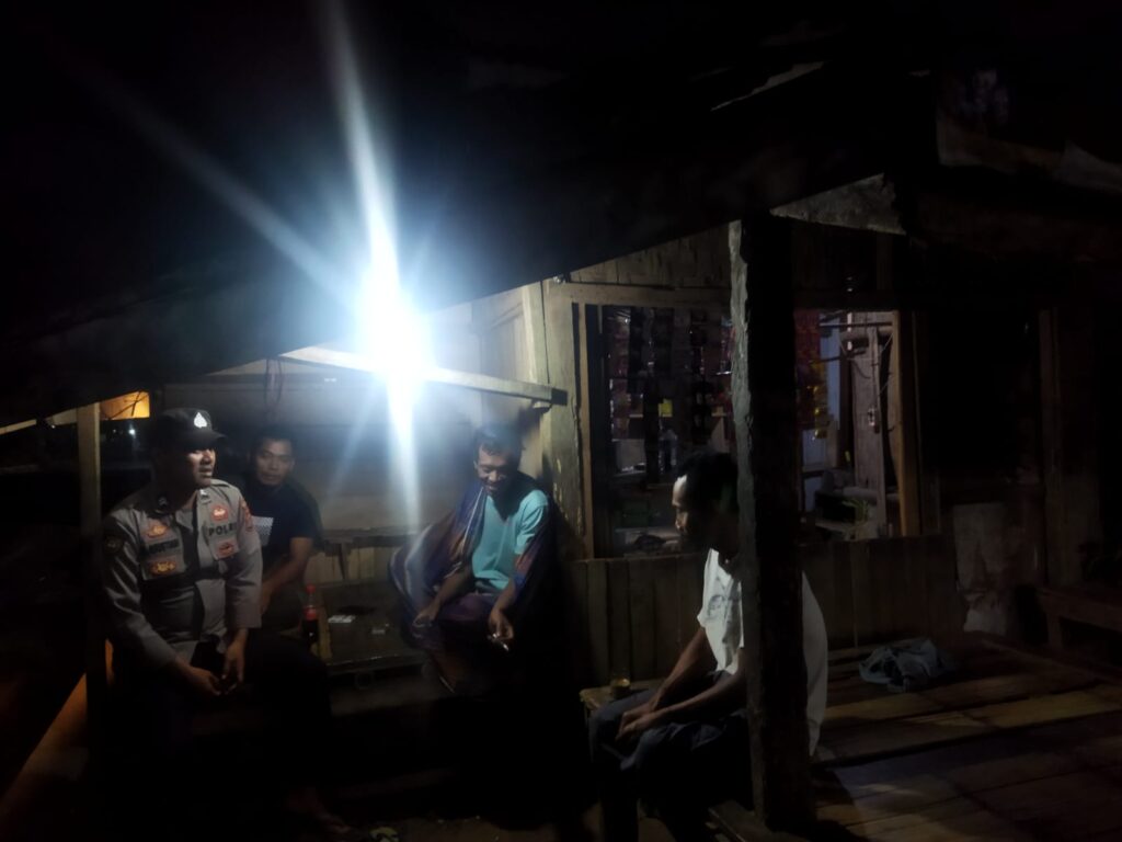 Polsek Cimanggu Melaksanakan Patroli Malam untuk Ciptakan Kamtibmas yang Aman dan Kondusif 2 WhatsApp Image 2023 10 22 at 10.54.51
