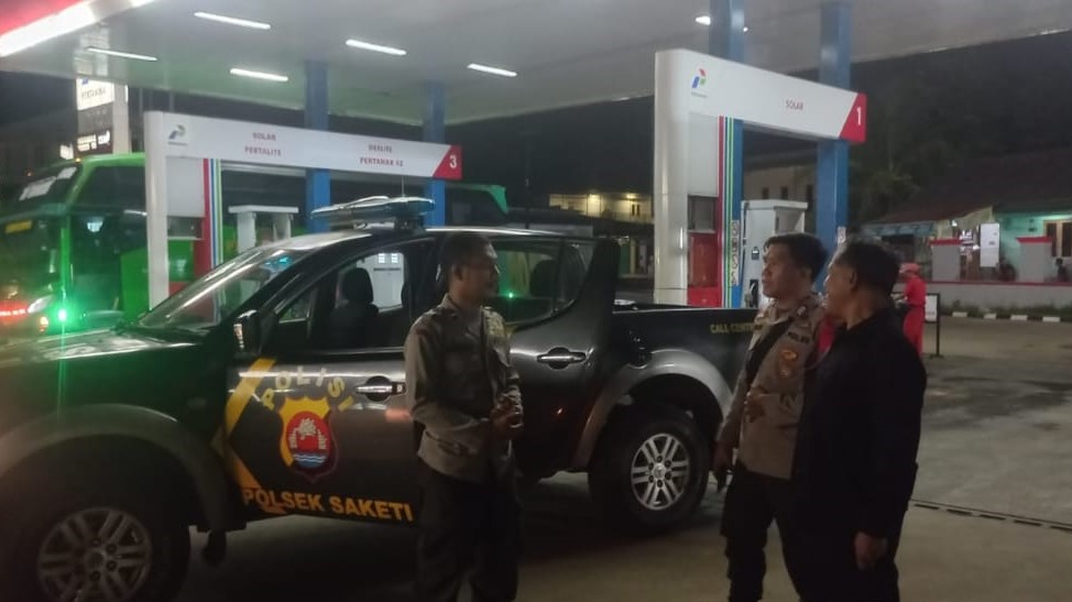 Polsek Saketi Gelar Patroli Malam untuk Mempertahankan Kamtibmas 1 WhatsApp Image 2023 10 22 at 11.21.31
