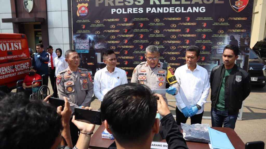 Satreskrim Polres Pandeglang Tangkap Tersangka Pelaku Pembuangan Bayi 6 WhatsApp Image 2023 10 23 at 11.15.27