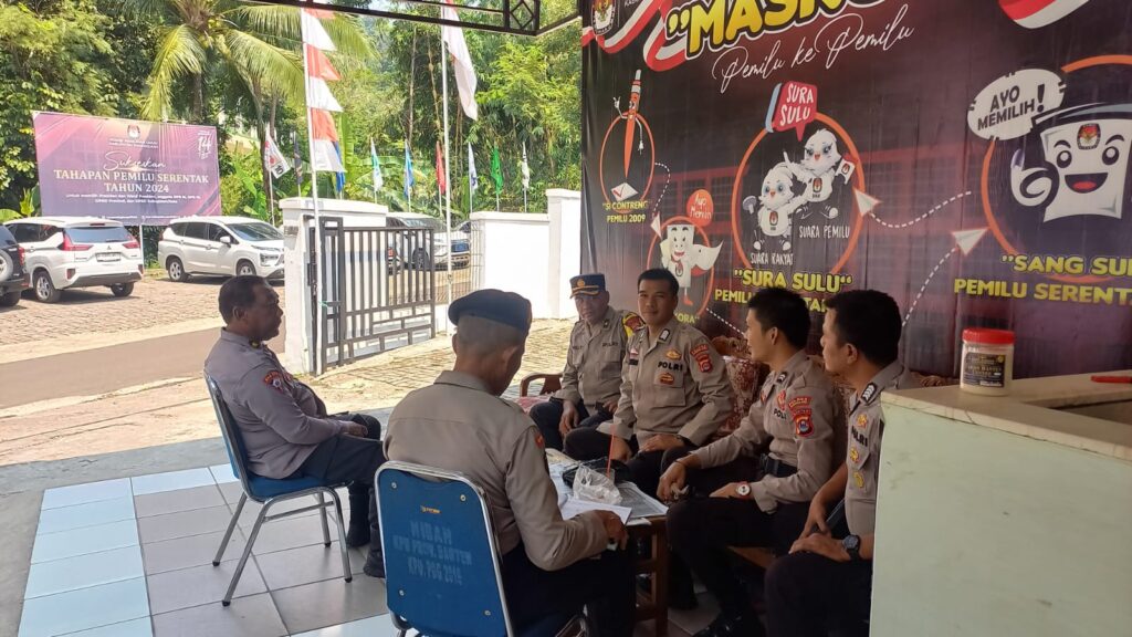 Kasat Pam Obvit Polres Pandeglang Cek Anggota Jaga Kantor KPU 5 WhatsApp Image 2023 10 23 at 12.40.27
