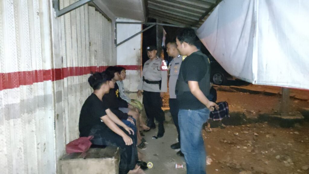 Polsek Pandeglang Meningkatkan Pencegahan Kriminalitas dengan Himbauan kepada Petugas Satpam dan Warga 9 WhatsApp Image 2023 10 23 at 15.22.51
