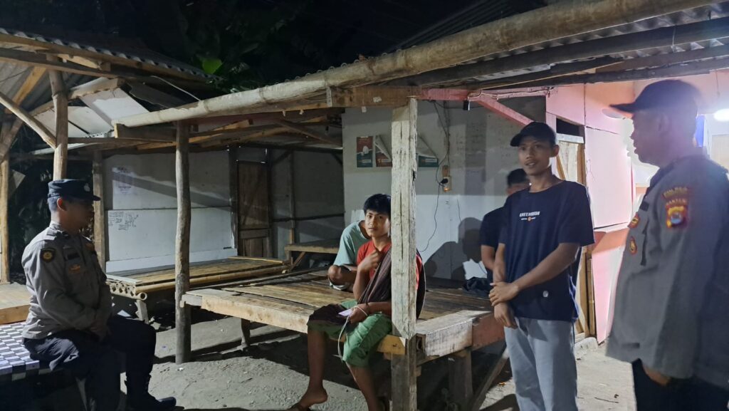 Polsek Sumur Melaksanakan Patroli Malam untuk Mempertahankan Kamtibmas 4 WhatsApp Image 2023 10 23 at 19.41.12