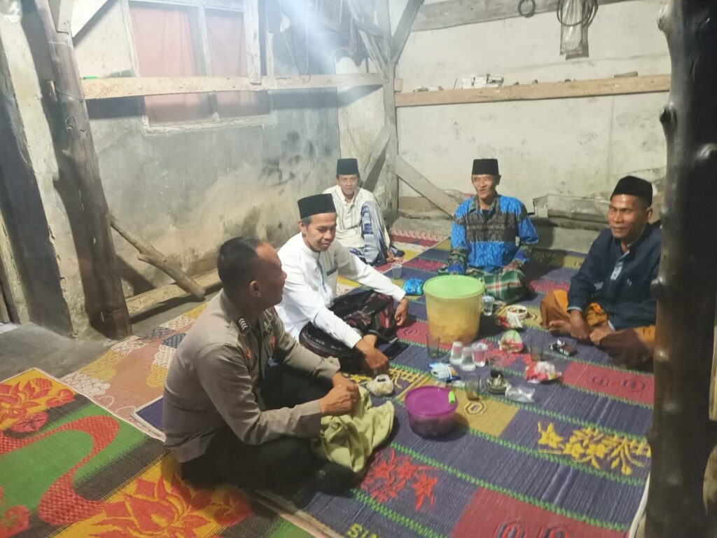 Polsek Pulosari Melaksanakan Patroli C3 untuk Ciptakan Lingkungan Aman 1 WhatsApp Image 2023 10 23 at 20.25.34