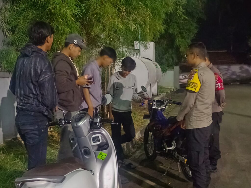 Polsek Banjar Melancarkan Giat Patroli Malam Guna Memelihara Ketertiban 6 WhatsApp Image 2023 10 26 at 09.12.55