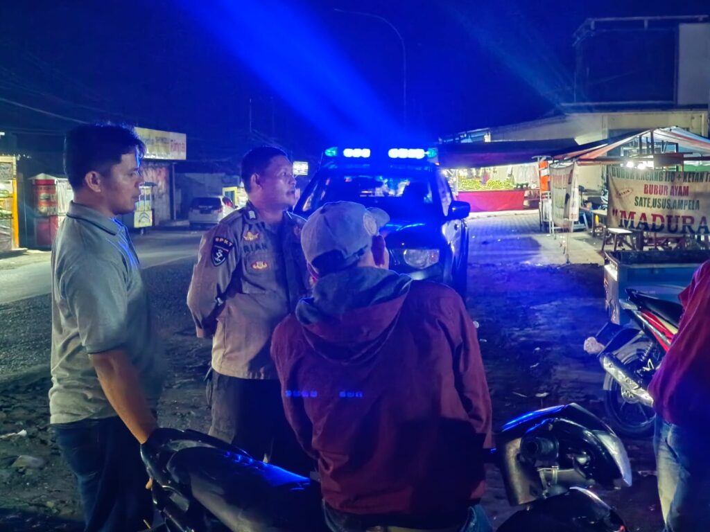 Polsek Banjar Polres Pandeglang Gelar "Patroli Bluelight" demi Situasi Aman dan Kondusif 7 WhatsApp Image 2023 10 26 at 09.18.30