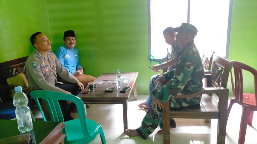 Bhabinkamtibmas Polsek Panimbang Sambangi Kepala Desa Sobang dalam Upaya Mempertahankan Kamtibmas yang Kondusif 10 WhatsApp Image 2023 10 26 at 20.52.11