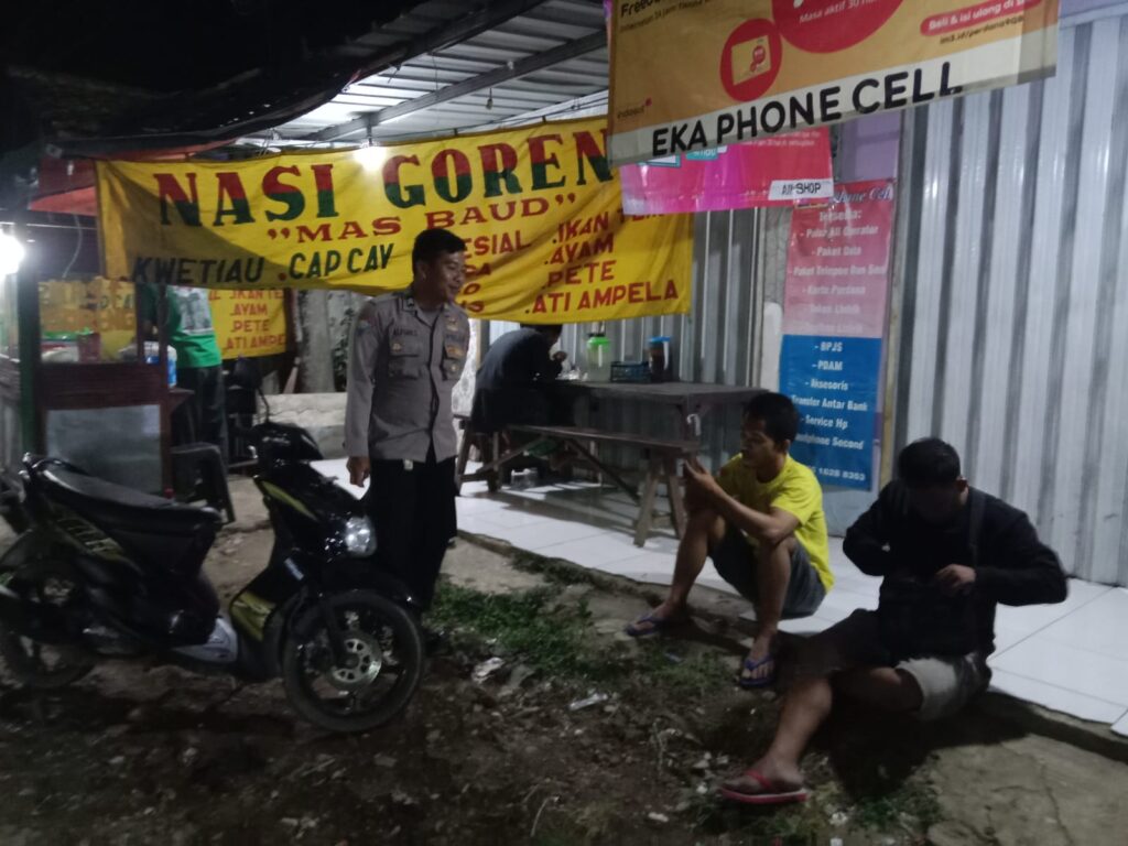 Polsek Cimanuk Lakukan Patroli Malam untuk Ciptakan Situasi Kamtibmas yang Aman dan Nyaman 7 WhatsApp Image 2023 10 27 at 14.20.49