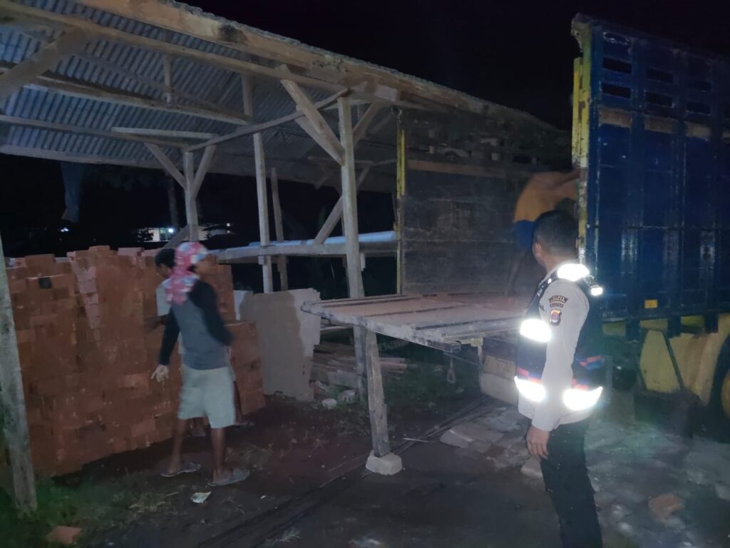 Polsek Pulosari Gelar Patroli Curas, Curat dan Curanmor (C3) dalam Upaya Menciptakan Keamanan dan Kondusif 2 WhatsApp Image 2023 10 28 at 16.03.38