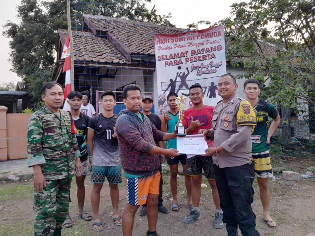 Bhabinkamtibmas Polsek Pandeglang Sambangi dan Monitor Turnamen Bola Voli di Kelurahan Kabayan 10 WhatsApp Image 2023 10 29 at 19.08.32