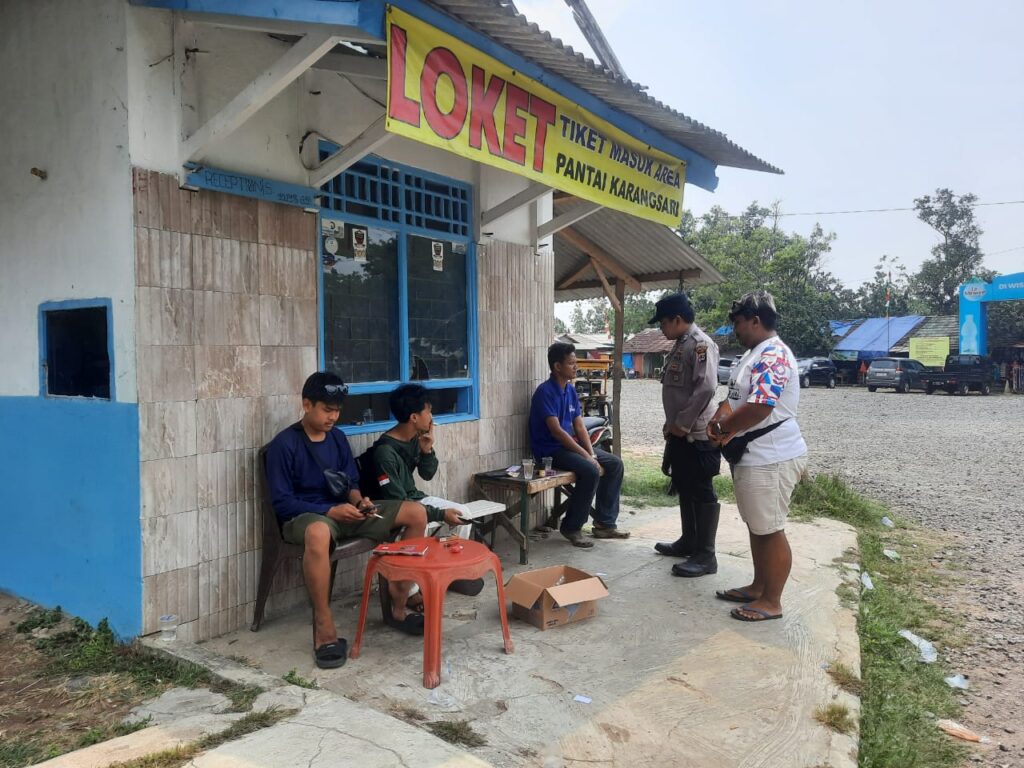Patroli Dialogis Polsek Carita: Ajakan Keamanan bagi Pengunjung Wisata Pantai Carita 6 WhatsApp Image 2023 10 29 at 19.15.50