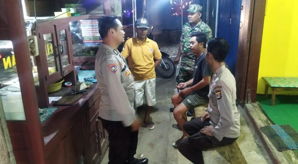 Polsek Bojong Gelar Patroli Malam Gabungan TNI/Polri untuk Meningkatkan Kamtibmas 8 WhatsApp Image 2023 10 29 at 19.21.51
