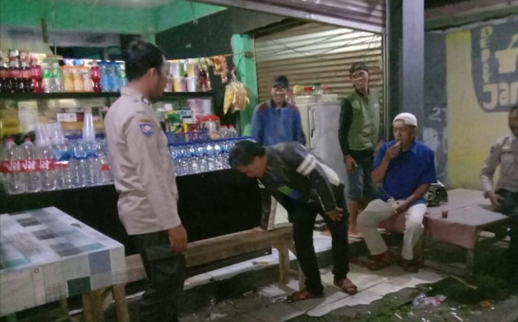 Polsek Bojong Gelar Patroli Malam untuk Meningkatkan Keamanan dan Ketertiban Masyarakat 2 WhatsApp Image 2023 10 30 at 19.09.45