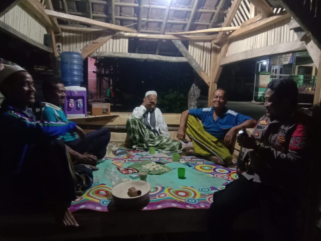Cegah Gangguan Kamtibmas Anggota Piket Polsek Angsana Rutin Laksanakan Patroli Malam 3 WhatsApp Image 2023 10 30 at 20.12.52