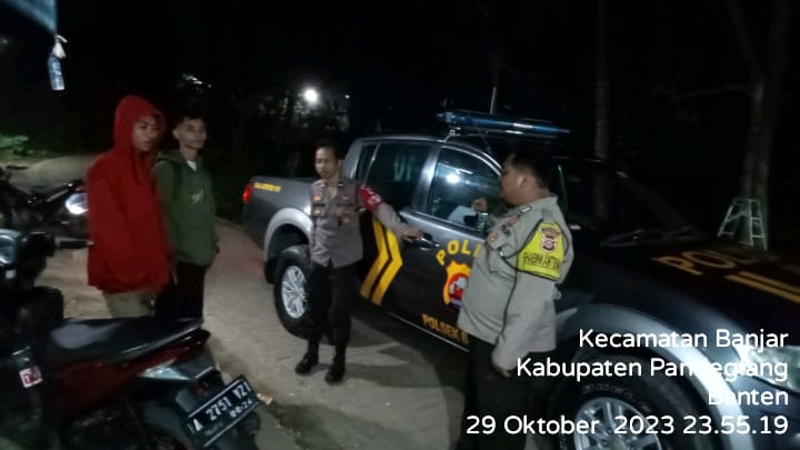 Polsek Banjar Gelar Patroli Malam Intensif untuk Pencegahan Gangguan Kamtibmas 8 WhatsApp Image 2023 10 30 at 21.33.09