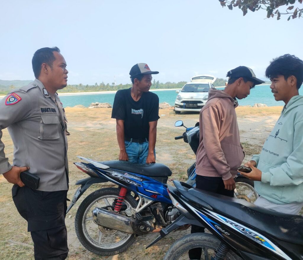 Polsek Cigeulis Pantau Keamanan di Pantai Bugel untuk Mencegah Kejadian Berenang yang Membahayakan 10 WhatsApp Image 2023 10 30 at 21.37.31