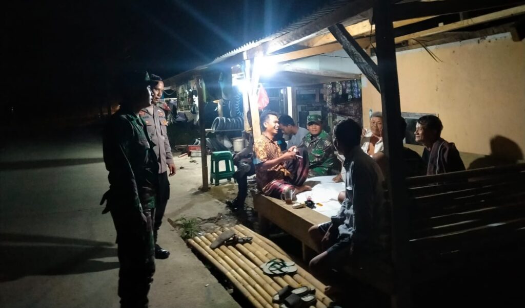 Polsek Bojong: Patroli Malam untuk Meningkatkan Kamtibmas dan Keselamatan Masyarakat 4 WhatsApp Image 2023 10 31 at 20.18.55
