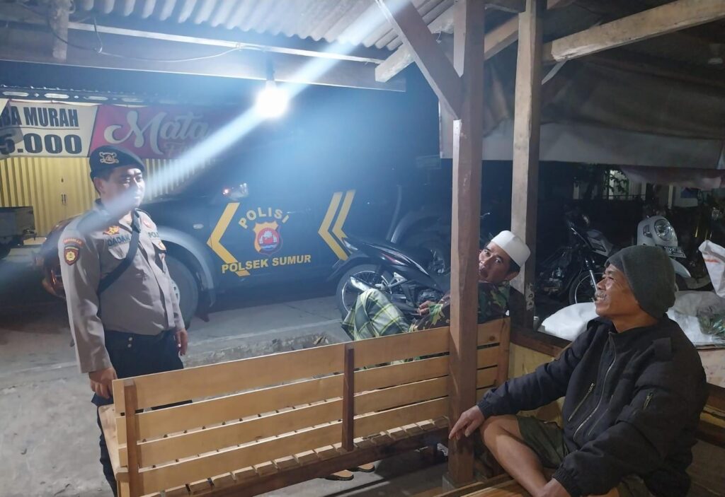 Polsek Sumur Lakukan Patroli Malam untuk Menjaga Kamtibmas 9 WhatsApp Image 2023 11 01 at 09.18.31
