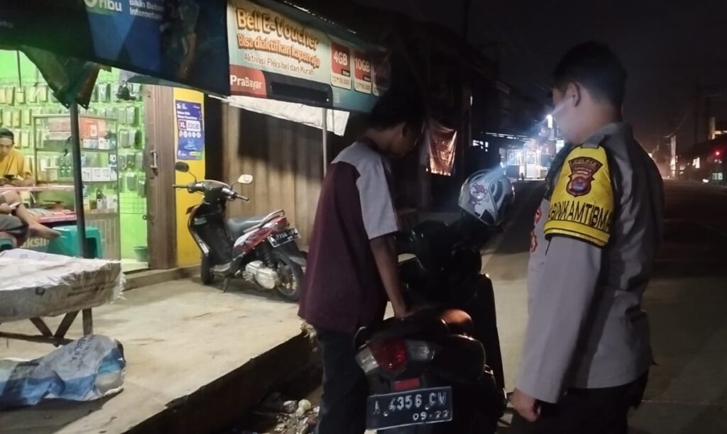Polsek Bojong Melaksanakan Patroli Malam dalam Upaya Menjaga Kamtibmas 10 WhatsApp Image 2023 11 01 at 09.20.34
