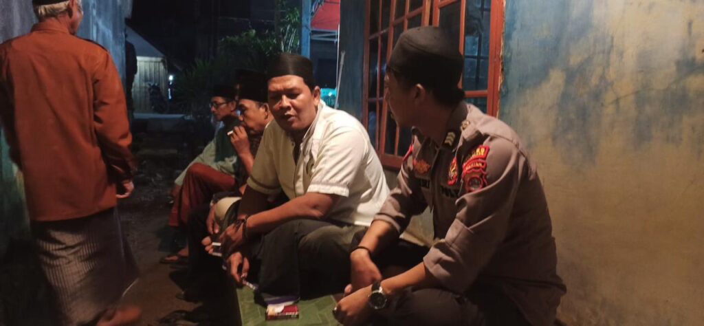 Bhabinkamtibmas Polsek Munjul Melaksanakan Sambang dan Silaturahmi dengan Warga Masyarakat 2 WhatsApp Image 2023 11 01 at 10.46.46