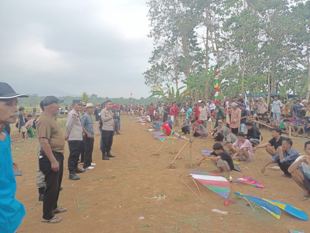 Polsek Cikedal Amankan Lomba Layang-Layang di Desa Karyasari 3 WhatsApp Image 2023 11 01 at 10.51.23