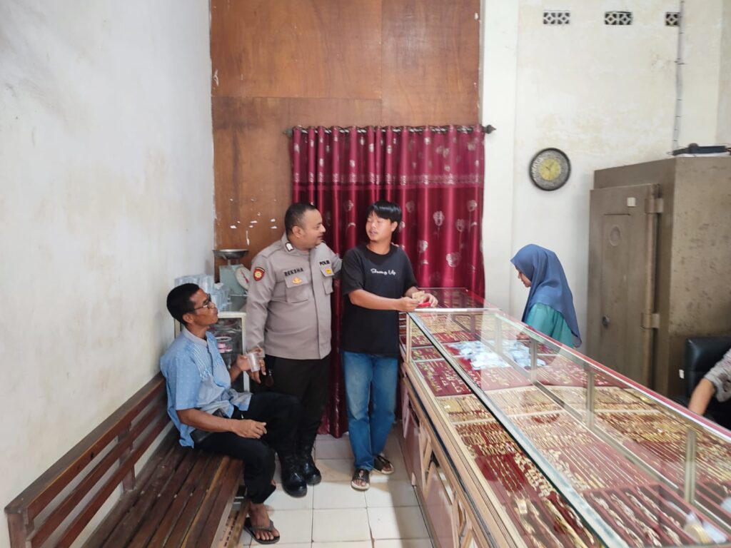 Polsek Cibaliung Pertebal Patroli Dan Sosialisasikan OPS Mantap Brata Pemilu 2023-2024 4 WhatsApp Image 2023 11 01 at 11.12.29