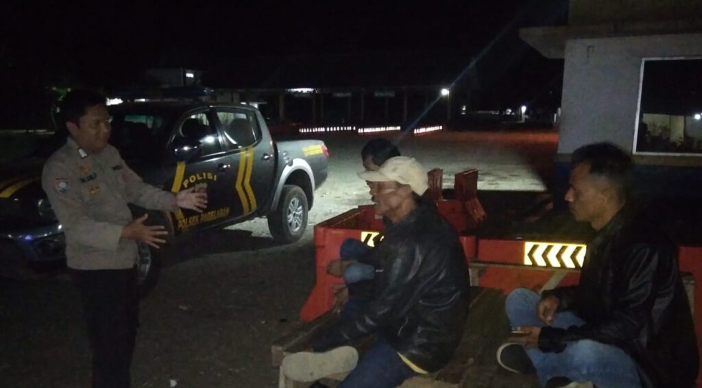 Patroli Malam Polsek Pagelaran untuk Ciptakan Kamtibmas yang Aman 2 WhatsApp Image 2023 11 03 at 21.02.15