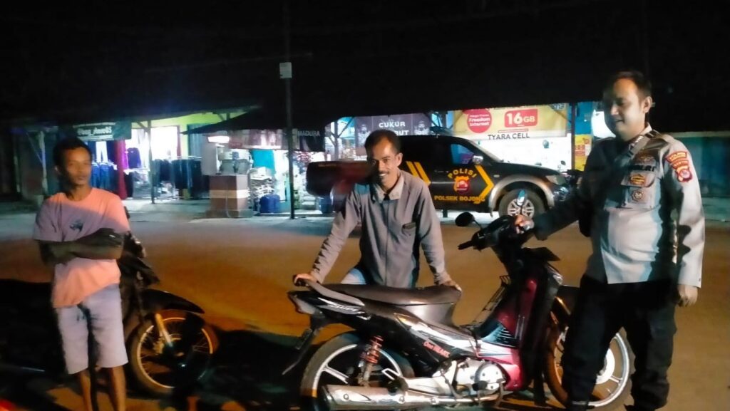 Polsek Bojong Gelar Patroli Jumat Malam untuk Ciptakan Situasi Kamtibmas yang Aman 5 WhatsApp Image 2023 11 11 at 08.20.45
