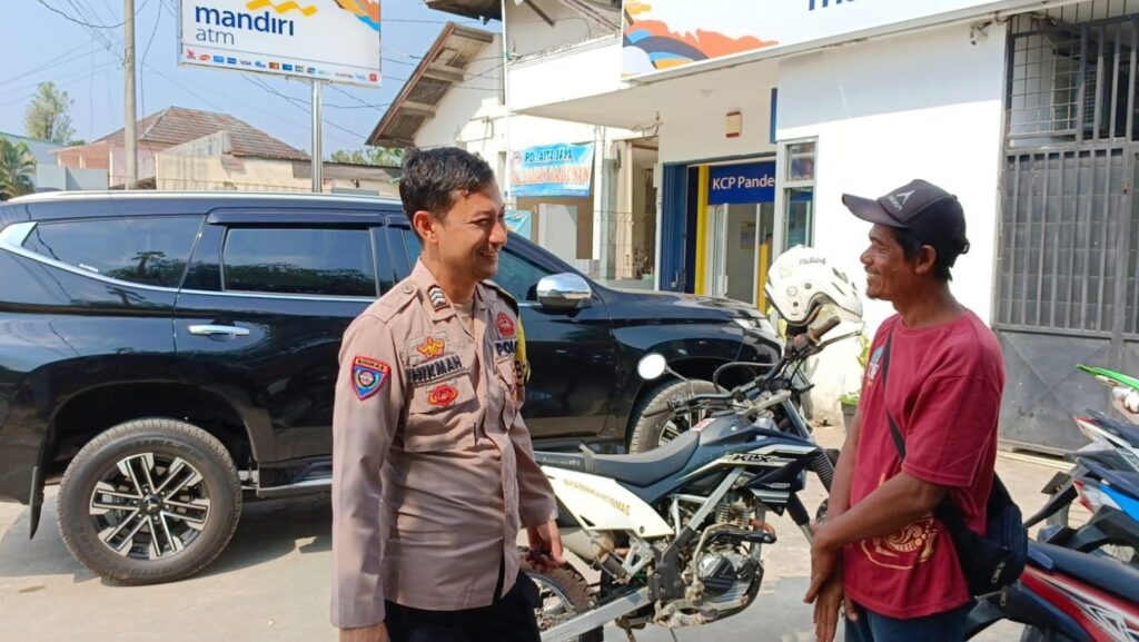 Polsek Menes Ingatkan Juru Parkir untuk Cegah Pencurian Kendaraan Bermotor (Curanmor) 6 WhatsApp Image 2023 11 11 at 10.32.38