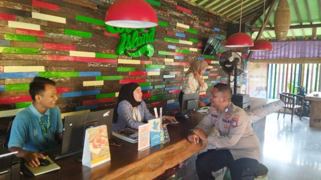 Polsek Labuan Cegah Tindak Kriminal di Obyek Wisata Coconut Island 3 WhatsApp Image 2023 11 11 at 17.09.23