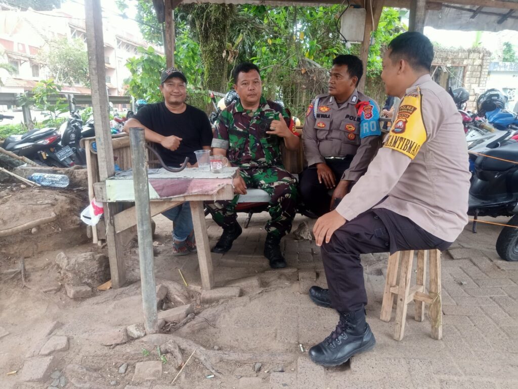 Sinergitas TNI-Polri: Bhabinkamtibmas Polsek Carita dan Babinsa Sambangi Warga Desa Sukajadi 1 WhatsApp Image 2023 11 11 at 20.44.55