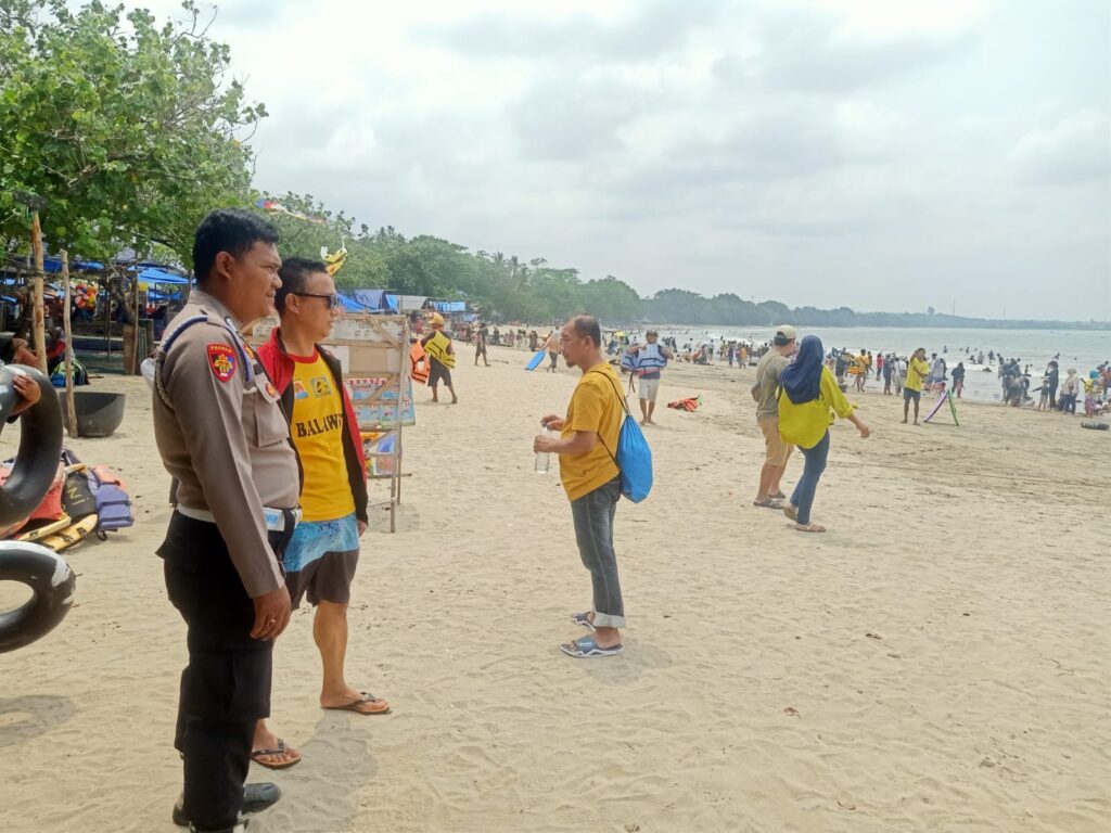 Personel Polsek Carita Himbau Pengunjung dan Pengelola Pantai Selama Liburan 2 WhatsApp Image 2023 11 11 at 20.50.27